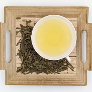 Grüner Tee mit einer hellen leicht grünlichen Tasse; herb erfrischend, sehr bekömmlich Dosierung: 11g/Liter Ziehzeit: 2 Minuten
