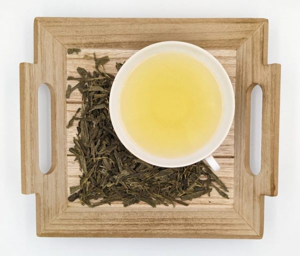 Grüner Tee mit einer hellen leicht grünlichen Tasse; herb erfrischend, sehr bekömmlich Dosierung: 11g/Liter Ziehzeit: 2 Minuten