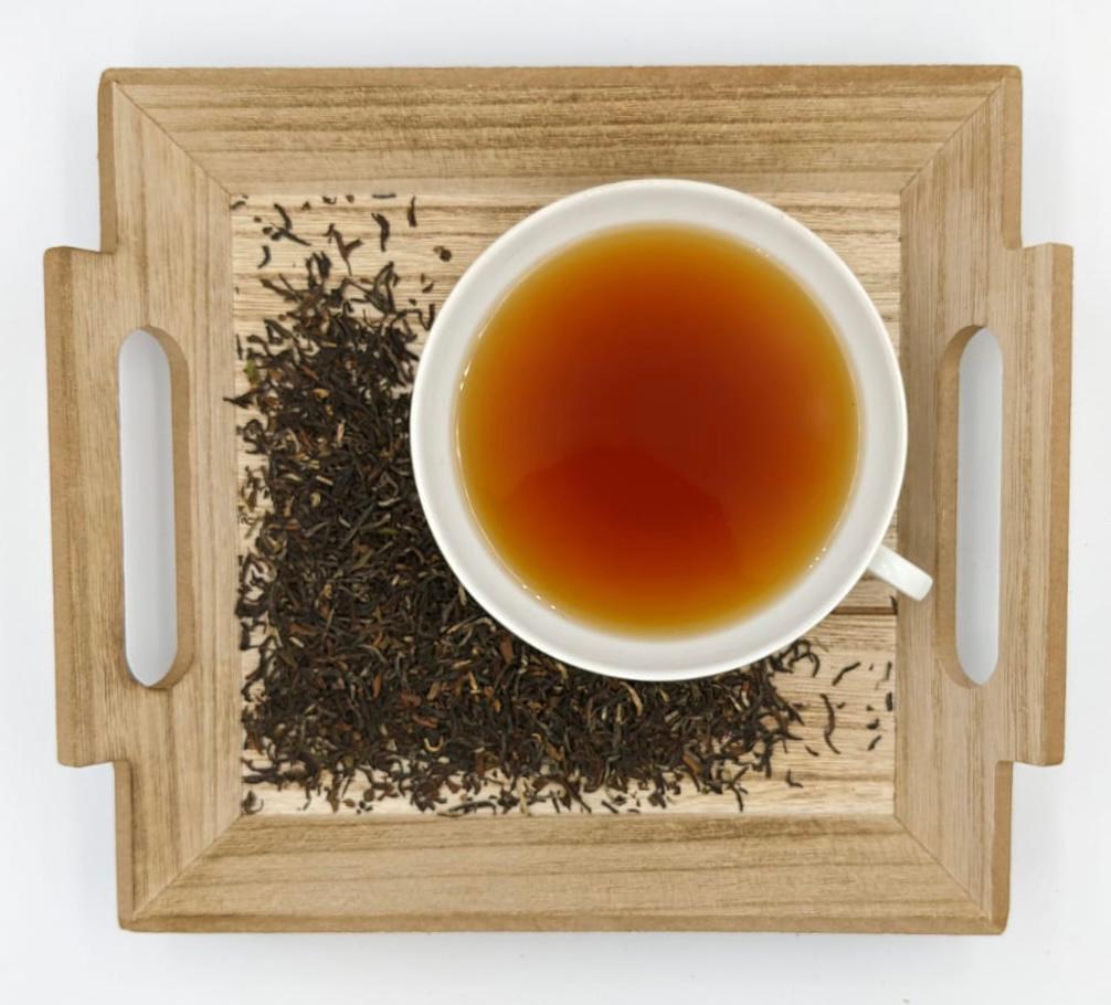 Ein feiner Nepal-Tee, charktervoll, weich, abgerundet, aus kontrolliert biologischem Anbau Dosierung: 12 g/Liter Ziehzeit: 2 Minuten