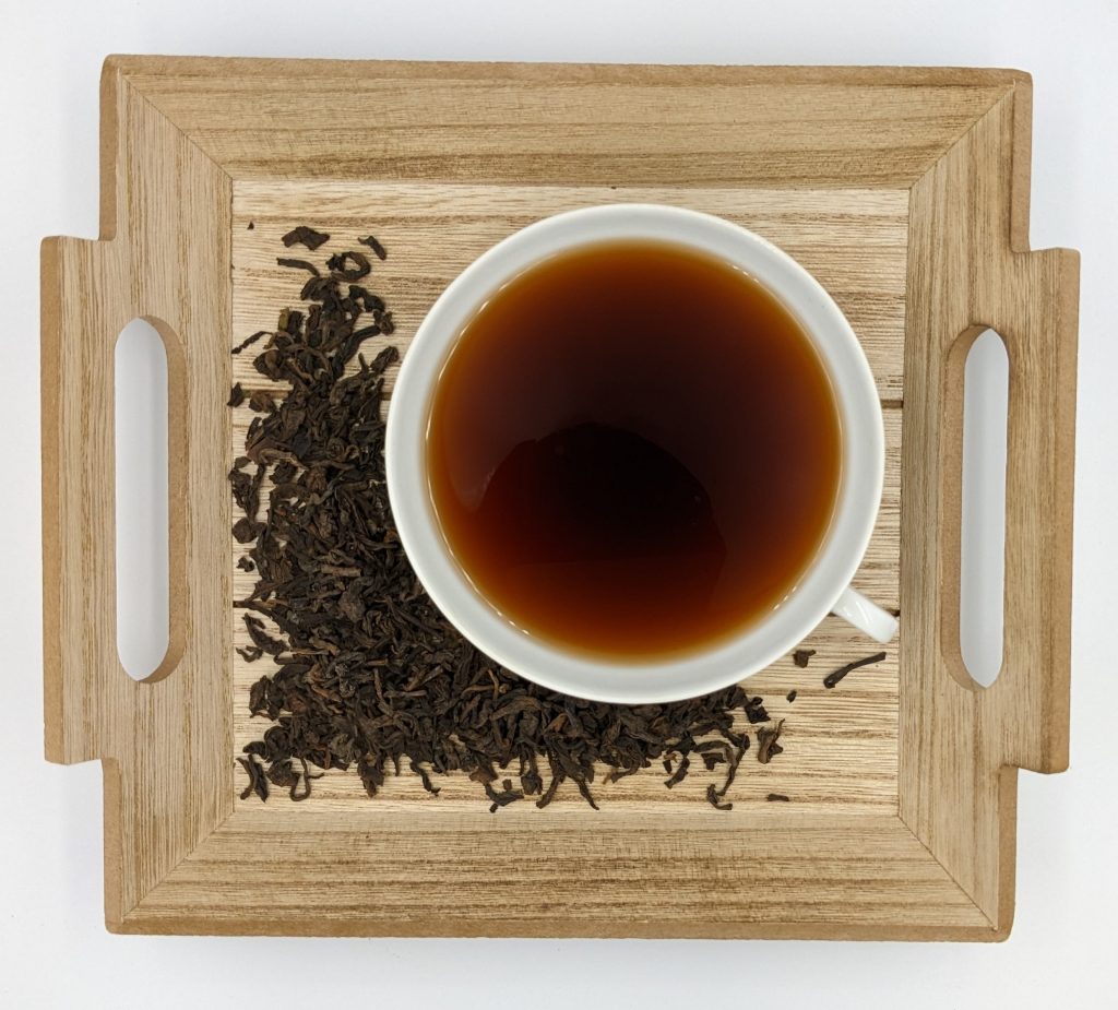 Traditionsreicher Tee aus der Provinz Yunnan, wird in der chinesischen Medizin eingesetzt, soll Cholesterin abbauen, verdauungsregelnd, weiches leicht erdiges Aroma Dosierung: 12 g/Liter Ziehzeit: 2 Minuten