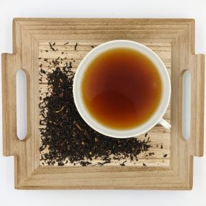 Einer unserer beliebtesten Saisontees (einige Kunden trinken ihn auch im Hochsommer. Schwarzer Blatt-Tee mit Lebkuchengewürzen und Aroma. Dosierung: 13 gr/Liter Ziehzeit: 3 Minuten
