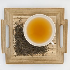 Ein unverwechselbarer Grüntee mit einer hellen Tasse und einem silbrigen, sauber gearbeitetem Blatt. Der Tee schmeckt aromatisch, frisch und leicht lieblich. Anregend. Dosierung: 11g/Liter Ziehzeit: 2 Minuten