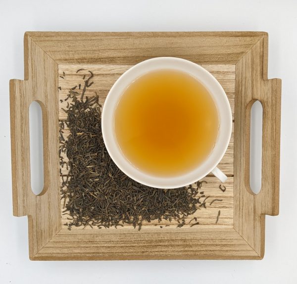 Ein unverwechselbarer Grüntee mit einer hellen Tasse und einem silbrigen, sauber gearbeitetem Blatt. Der Tee schmeckt aromatisch, frisch und leicht lieblich. Anregend. Dosierung: 11g/Liter Ziehzeit: 2 Minuten