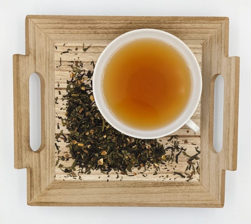 Grüner Tee mit etwas schwarzem Tee gemischt, dazu Nelken, Orangenschalen, Ingwer, Zimt und Aroma Dosierung: 12gr/Liter Ziehzeit: 2-3 Minuten