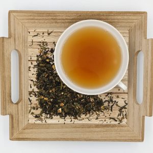 Grüner Tee mit etwas schwarzem Tee gemischt, dazu Nelken, Orangenschalen, Ingwer, Zimt und Aroma Dosierung: 12gr/Liter Ziehzeit: 2-3 Minuten