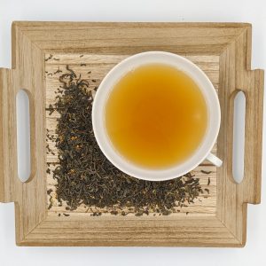 Dieser grüne Tee mit Osmantusblüten eignet sich besonder gut als Einsteigertee für angehende Grünteetrinker. Die Teebläter sind klein und leicht gerollt. Sie werden in China nach alter Tradition mit Osmantusblüten gemischt, die ihr leichtes süßliches Aroma auf den Tee übertragen. Dosierung: 13g/Liter 2 Minuten