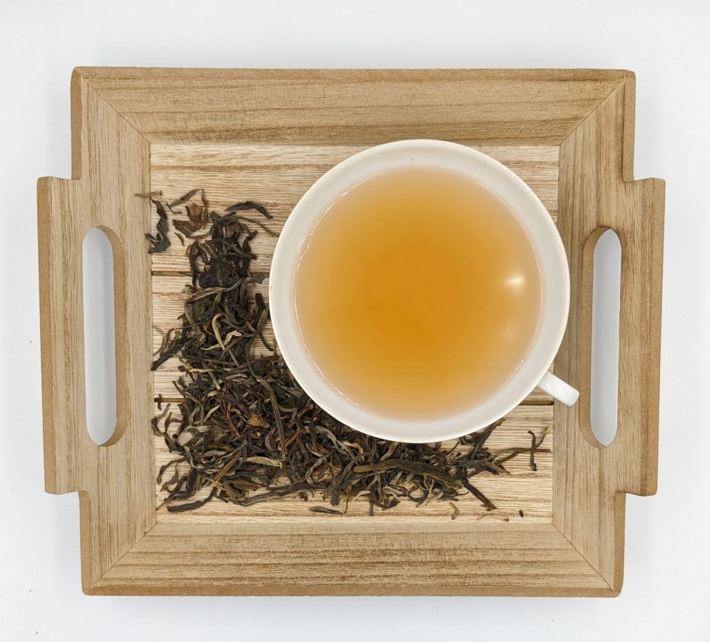 Die Blätter für diesen Grüntee werden von wild wachsenden Teebäumen in den Bergen der Provinz Guangdong geerntet, zum Teil noch von Mönchen. Der Tee ist pestizidfrei und zeichnet sich durch seinen niedrigen Coffeingehalt aus. Er schmeckt frisch und rein, ein echtes Teeerlebnis. Dosierung: 11g/Liter Ziehzeit: 2 Minuten