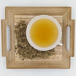 Grüner Tee aus den vorwiegend aus den Blattrippen eine Spezialität, wenig Coffein, frisch, spritzig, trotzdem mild mit einem unverwechselbaren Aroma, leicht grünliche Tasse. Dosierung: 11g/Liter Ziehzeit: 2 Minuten