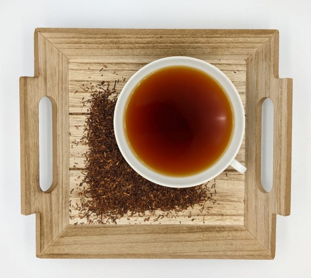 Südafrikanischer Rooibusch-Tee aus kontrolliert biologischem Anbau, ohne Zusätze. fruchtig, aromatische, rötliche Tasse Dosierung: 13g/Liter Ziehzeit: 8 Minuten