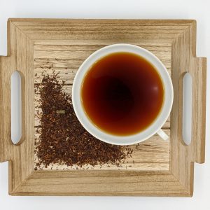 Rooibusch-Tee aus kontrolliert biologischem Anbau mit Erdbeerstückchen, Erdbeerblättern und Aroma Dosierung: 2 Eßlöffel/Liter Ziehzeit: 8 - 10 Minuten