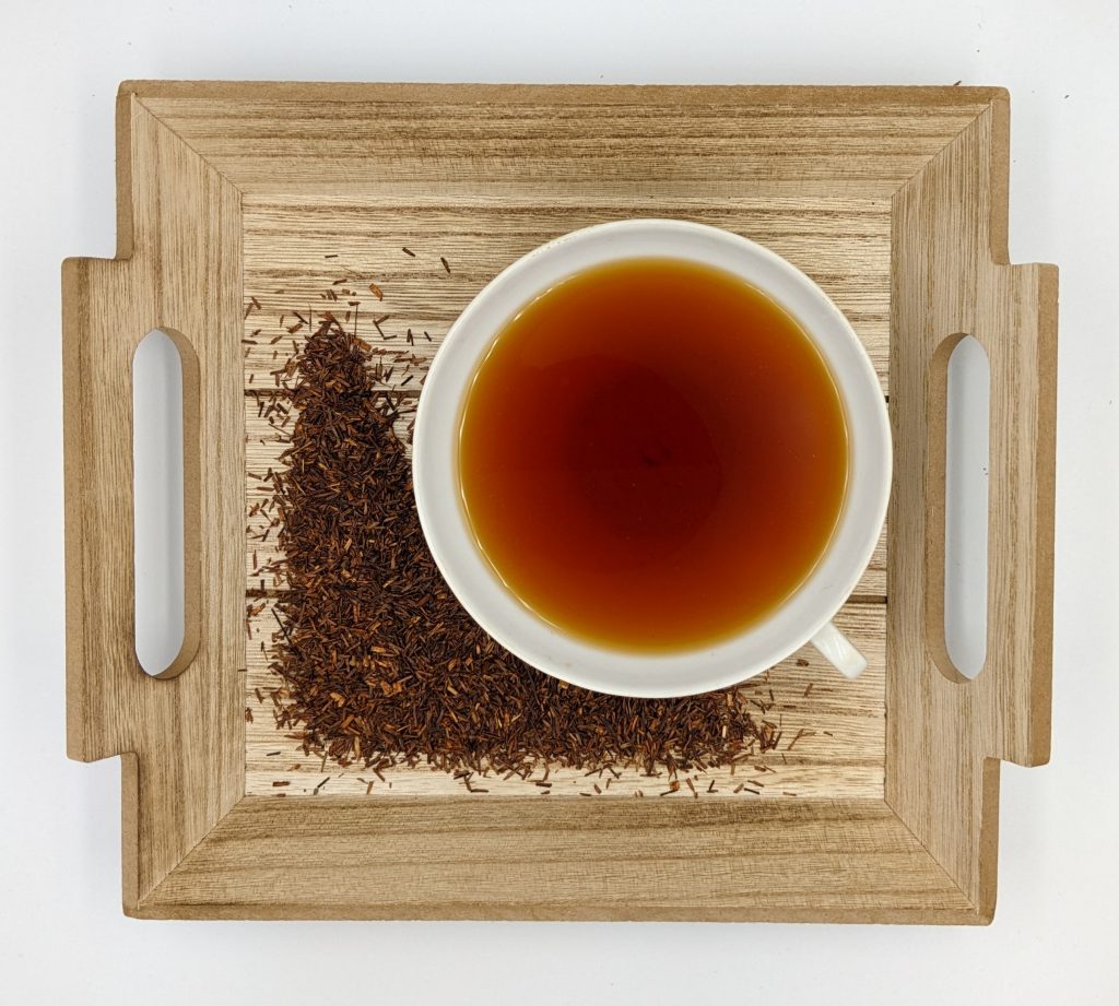 Rooibusch-Tee aus kontrolliert biologischem Anbau mit Haselnusskrokantstückchen und Aroma, karamellig-herb Dosierung: 2 Eßlöffel/Liter Ziehzeit: 8 - 10 Minuten