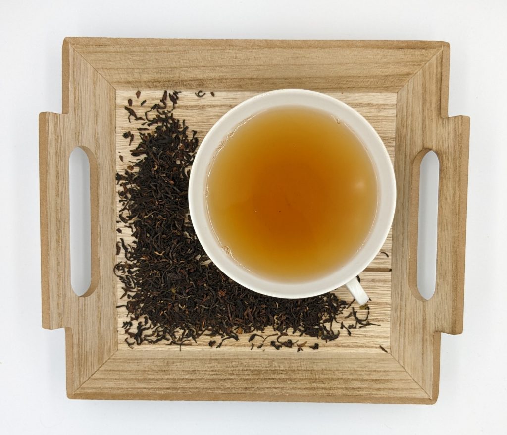 Ein besonders aromatischer second flush, weich, bekömmlich, aus der Plantage "Steinthal". Ein Tee für Kenner. Dosierung: 12g/Liter Ziehzeit: 3 Minuten