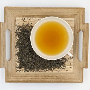 Grüner Tee aus China, fein, mild, blumig, erfrischend, kleines, gedrehtes Blatt. Er stammt von den Hängen des Berges Emei in der Provinz Sezuan. Einer unserer beliebtesten Grüntees. Dosierung: 12g/Liter Ziehzeit: 2 Minuten