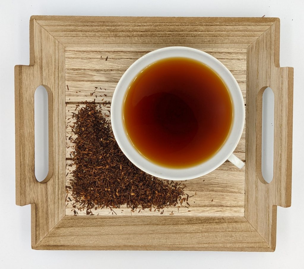 Rooibusch-Tee aus kontrolliert biologischem Anbau mit Pflaumen- und Zimtstückchen, Aroma, zimtig-fruchtig Dosierung: 2 Eßlöffel/Liter Ziehzeit: 8 - 10 Minuten