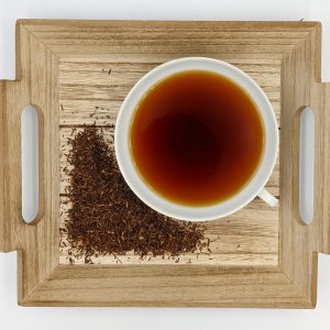 Rooibusch-Tee aus kontrolliert biologischem Anbau mit Pflaumen- und Zimtstückchen, Aroma, zimtig-fruchtig Dosierung: 2 Eßlöffel/Liter Ziehzeit: 8 - 10 Minuten
