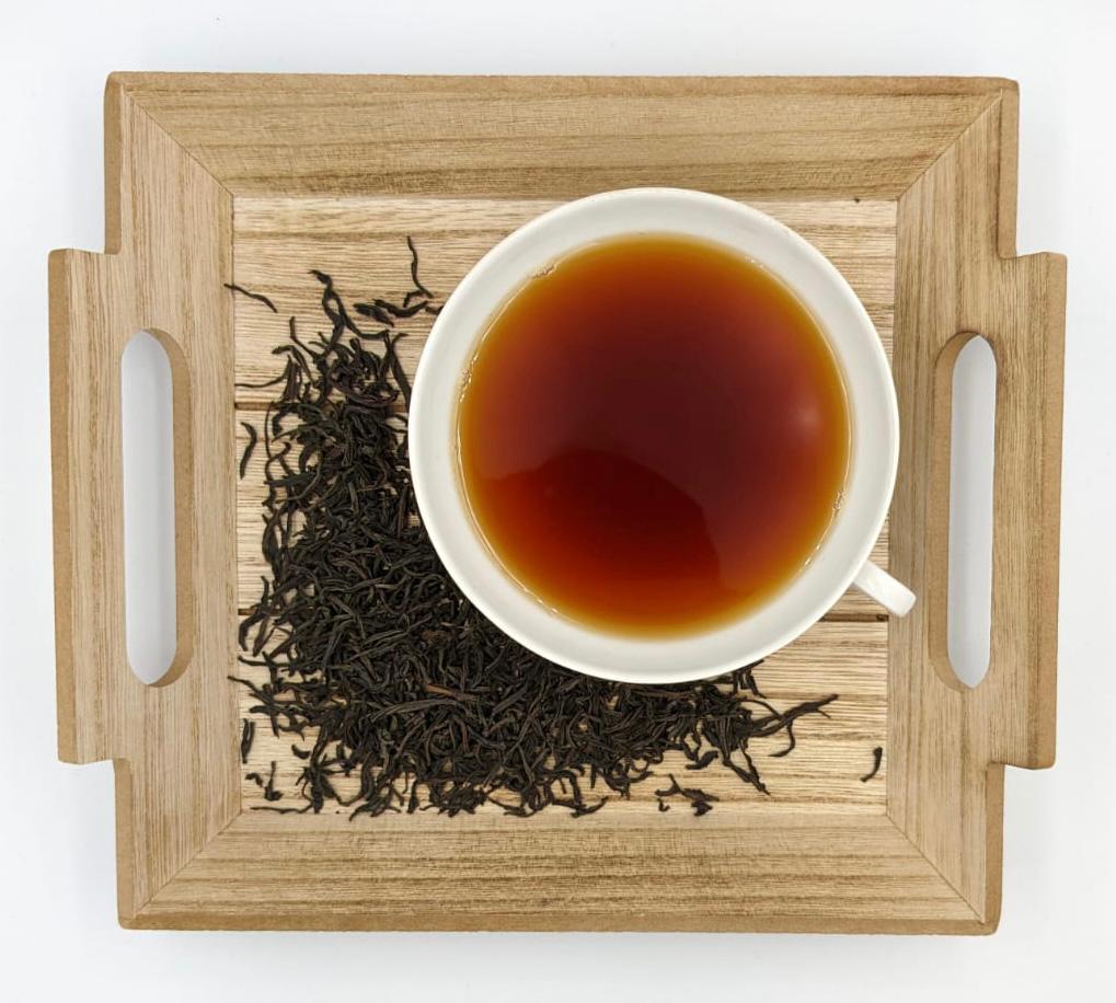 Ein Blatt-Tee aus dem Hochland Ceylons. Herzhafter und typischer Ceylon für jede Tageszeit. Zubereitung: Dosierung: 12g/Liter Ziehzeit: 3 Minuten