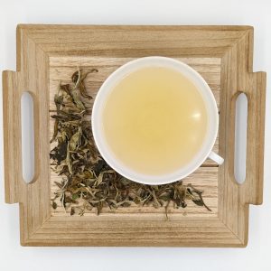 Neu in unserem Sortiment: Ein besonderer Weißer Tee: Das lebhafte, große, leicht gerollte Blatt leuchtet hellgrün mit einem weißen Schimmer. Die Tasse ist hell, lieblich und klar. Dosierung: 13 Gramm/Liter Ziehzeit 1 bis 2 Minuten