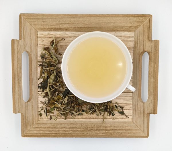 Neu in unserem Sortiment: Ein besonderer Weißer Tee: Das lebhafte, große, leicht gerollte Blatt leuchtet hellgrün mit einem weißen Schimmer. Die Tasse ist hell, lieblich und klar. Dosierung: 13 Gramm/Liter Ziehzeit 1 bis 2 Minuten