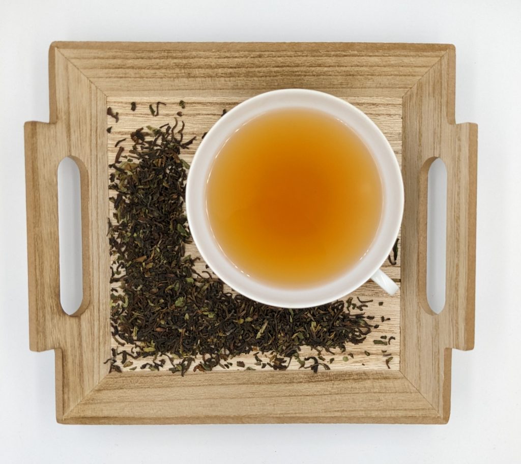 Frischer und spritziger Darjeeling aus der ersten Pflückperiode, in der nach der Winterruhe besonders aromatische Tees geerntet werden; helle, leuchtende Tasse. Der Tee wurde kontrolliert biologisch angebaut. Dosierung: 12 g/Liter Ziehzeit: 2 Minuten