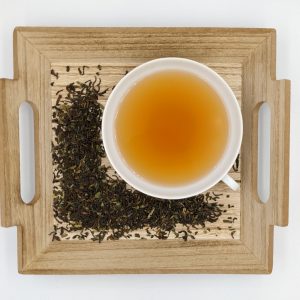 Frischer und spritziger Darjeeling aus der ersten Pflückperiode, in der nach der Winterruhe besonders aromatische Tees geerntet werden; helle, leuchtende Tasse. Der Tee wurde kontrolliert biologisch angebaut. Dosierung: 12 g/Liter Ziehzeit: 2 Minuten