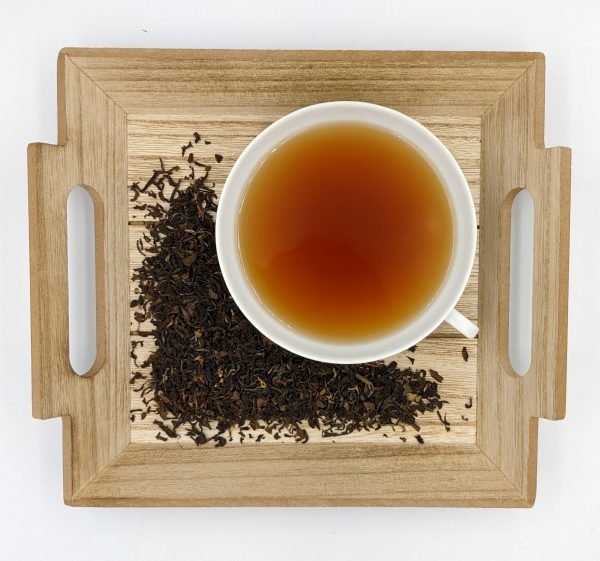 Ein sehr weicher, bekömmlicher Blatt-Tee aus dem nordindischen Anbaugebiet Darjeeling an den Südhängen des Himalaya. Der Tee aus kontrolliert biologischem Anbau stammt aus der Herbstpflückung (Autumnal). Dosierung: 14 Gramm/Liter Ziehzeit: 2 Minuten 