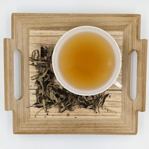 Tee-Rarität der Spitzenklasse aus der chinesischen Provinz Yunnan. Weißer Tee, der aus den Blättern von 300 Jahre alten Teebäumen gewonnen wird. Dosierung: 13 Gramm/Liter Ziehzeit: 3 Minuten  