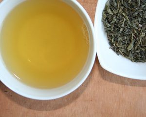 Beschreibung DE-ÖKO-006 Jadegrüne Teeblätter der Maiernte Yunnans. In kleinen Gärten von privaten Bauern wird dieser Tee angebaut, geerntet, gesammelt und fertiggestellt. Ein frischer, kräftiger, lange haltbarer grüner Tee, ideal besonders auch für hartes Wasser. Zubereitung: -1 geh.TL/Tasse -7g/l -90° heißes Wasser Ziehzeit: -3 bis 4 Minuten Zusätze: -Zucker Ursprung: -China VR