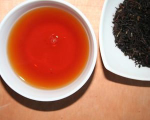 DE-ÖKO-006 Würziger Assam, blumiger Darjeeling, milder China Keemun und Geschmackvoller Tee aus Zentralafrika werden fachkundig gemischt und am Versandtag mit natürlichem Bergamottöl aromatisiert. Es finden nur Tees aus kontr. biolg. Anbau (k.b.A.) für diese Mischung Verwendung. Das hervorragende Bergamottöl ist absolut natürlich. Zubereitung: 1 geh. TL/Tasse, 9g/l, kochendes Wasser Ziehzeit: ca. 3 Minuten Zusätze: Zucker, Milch Ursprung: Deutschland