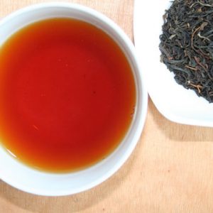 DE-ÖKO-006 Eine Blend aus besonderen Assam und Süd-Indientees. Dunkelbraunes Blatt mit vielen Tips, geschmackvoll, kräftig, würzig, tiefrote Tassenfarbe - so wie man es in Ostfriesland mag. Zubereitung: 1 geh. TL/Tasse, 10g/l, kochendes Wasser Ziehzeit: ca. 3 Minuten Zusätze: ideal mit Kluntje und etwas Sahne, so genießt man diesen Tee in Ostfriesland Ursprung: Deutschland