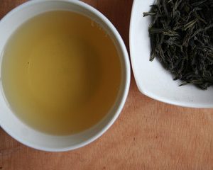 DE-ÖKO-006 In den Dabie Shan Bergen im Westen Anhuis in Zentralchina wächst Dieser feinwürzige, leicht nussige Tee. Als besonderes Merkmal gelten Seine dunkelgrünen, großen Blätter, die sehr den Sonnenblumenblüten- Blättern in Form und Größe ähneln. Eine hellgrüne Tassenfarbe mit leicht gelblichem Schimmer vermittelt bereits optisch einen feinwürzigen, dezent an Zuckerschoten erinnernden Geschmack. Der Tee gehört zu den 10 berühmtesten chinesischen Teesorten. Zubereitung: 1 geh. TL/Tasse, 7g/l, 80° bis 85° heißes Wasser Ziehzeit: trinkbereit nach ca. 3 Minuten, darf aber gern etwas länger ziehen ohne dabei bitter zu werden Zusätze: Zucker würde den ohnehin süßlichen Duft und Geschmack noch intensivieren. Ursprung: China VR