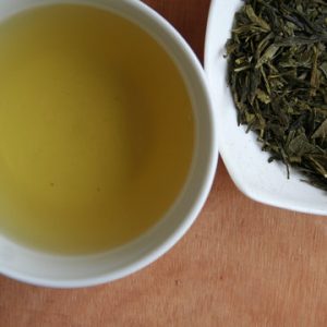 DE-ÖKO-006 Ein geschmackvoller Tee der Sommerproduktion. Die langen, flachgepressten grünen Blätter entfalten sich im heißen Wasser und geben ihren frischen und fruchtigen Geschmack frei. Ein leichter Algenduft ist spürbar. Zubereitung: 1 leicht geh. TL/Tasse, 8-9g/l, abgekochtes Wasser, auf ca. 85° abkühlen lassen Ziehzeit: ca. 3 Minuten Zusätze: Zucker, Zitrone Ursprung: Japan