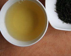 Ein recht geschmackvoller grüner Tee, geerntet in der Wolkenregion der Himalayaberge im Mai. Die Blattfarbe ist dunkelgrün, die Tassenfarbe absolut klar. Der Tee ist sehr geschmackvoll und zeichnet sich durch sein fruchtiges Aroma aus. Zubereitung: 1 gestr. TL/Tasse, 8g/l, abgekochtes Wasser, auf ca. 90°abkühlen lassen Ziehzeit: ca. 3 bis 4 Minuten Zusätze: Zucker, evtl. etwas Zitrone Ursprung: China VR