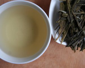 DE-ÖKÖ-006 Die z. T. 8 cm langen Blätter darf man ruhig als Kunstwerk bezeichnen. Bestimmte, ausgesuchte Teebüsche im felsigen Hochland Anhuis, in Zentralchina, werden nach dem ersten Wachstumsschub im April händisch gepflückt und unter äußerster Sorgfalt von Spezialisten weiter verarbeitet. Optisch und geschmacklich ein milder, frucht-frischer Tee, von dem es nur wenige kg pro Jahr gibt. Zubereitung: 6 bis 8 Blätter in ein Glas, 80° heißes Wasser Ziehzeit: sobald sich die Blätter öffnen, ist der Tee trinkbereit ( ca. 5 Min.) Zusätze: möglichst keine Tipp: stellen Sie von diesem Tee 5 Blätter in einen Sektkelch und füllen Sie den Kelch zur Hälfte mit heißem Wasser. Sobald Ihr Gast/Ihre Gäste anwesend sind, füllen Sie die Gläser mit heißem oder kaltem Wasser auf. Ein leichter, alkoholfreier Aperitif – leicht, sehr bekömmlich – etwas Besonderes!