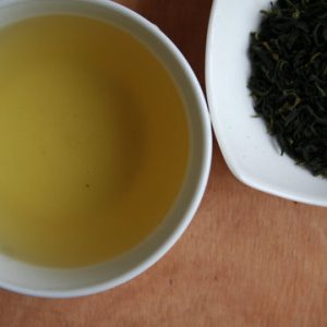DE-ÖKO-006 Dieser wundere feine grüne Tee wird im Südwesten Koreas auf der Insel Jesu Island, einem UNESCO – Welt – Naturerbe – angebaut. Vulkanisches Gestein filtert das Regenwasser. Der Boden ist reich an unterschiedlichsten Mineralien, Kalzium eingeschlossen. Die durchschnittliche Temperatur beträgt 15°, die jährlichem Regenmenge liegt bei 1800 mm. Woojeon bedeutet "vor dem Regen". Dieser Tee wird vor dem Ende April einsetzenden Regenfällen geerntet und ist bekannt für seinen dezent nussigen Geschmack. Zubereitung: 1 leicht geh. TL/Tasse, 9g/l, 80° bis 85° abgekochtes, heißes Wasser Ziehzeit: 3 bis 4 Minuten Zusätze: evtl. etwas Zucker oder Zitrone Ursprung: Korea (Süd