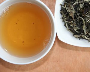 DE-ÖKO-006 In den hohen Bergen Yunnans werden die Blätter für diese weiße Teebesonderheit während der 1. Und 2. Aprilwoche gesammelt und handverlesen. Blatt für Blatt eine malerische und kulinarische Besonderheit! Der Tee ist aufgrund der großen Blätter sehr voluminös. Mild, aromatisch, cremig und als weißer Tee doch den Aufguss gelb-bräunlich färbend. Zubereitung: 1 sehr gut geh. TL/Tasse, 12g/l, Wasser kochen und erst nach ca. 8 Minuten ( 75° bis 80°) auf die Blätter geben. Ziehzeit: genießen Sie den Tee, sobald die Blätter auf den Tassen/Kannenboden gesunken sind und sich fast vollständig geöffnet haben Zusätze: Rohrohrzucker, Kandis oder Blütenhonig Ursprung: China VR