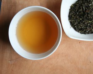 DE-ÖKO-006 Herausragender top - Tee der Ernte 2022, leicht aber aromatisch, blütenreich duftend, per Seefracht eingetroffen, mild, bittert nicht Zubereitung : 1 geh. TL/Tasse, 12g/l bis 14g/l, kochendes aber nicht mehr wallendes Wasser Ziehzeit : 4 Minuten Zusätze : wäre schade um diesen schönen Tee, aber ggf. etwas Zucker Ursprung : Indien