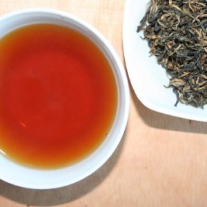 DE-ÖKO-006 Sehr feiner schwarzer Tee aus Nepal von der Plantage Ilam – cremig, zart, schokoladig, angenehmer Duft, goldbraune Tassenfarbe, geschmacklich wie ein 2nd fl. Darjeeling mit einem Touch Assam – Besonderheit – feiner Nachmittagstee. Zubereitung: 1 geh. TL/Tasse, 8-9g/l, kochendes Wasser Ziehzeit: ca. 4 Minuten Zusätze: etwas Sahne, Zucker oder Kandis Ursprung: Nepal