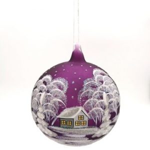 Wunderschöne handgearbeitete Glaskugel im Durchmesser 12 cm oder 15 cm in der Farbe lila mit dem Motiv einer Winterlandschaft m. weißen Häusern