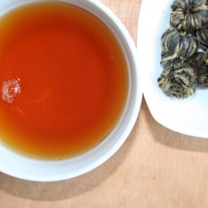 H137 golden Laternen - schwarzer Tee Die Teeblätter des Jin Mao Fengs wurden händisch zur Form einer kleinen Laterne gebunden. 1 bis 2 Laternen pro Glas/Becher sind ausreichend. Ein vollmundiger, leichter schwarzer Tee.
