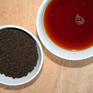 Ein grober, kräftiger, recht dunkelfärbender, aber wohlschmeckender Broken. CTC bedeutet – crushing, tearing, curling – die Teeblätter werden nach der Ernte in zwei gegeneinander laufenden Walzen in einem Arbeitsgang zerdrückt, zerkleinert und erhalten dabei dann auch ihre leicht kugelige Form. Eigentlich kein Tee für Gourmets – meist gelangen die kleinsten Absiebungen dieser Produktionsart in die Teabags – aber dieser Tee hat es uns mit seinem malzigen und würzigem geschmack angetan. Obendrein ist es der ideale Tee fürs Büro oder die Praxis – sehr guter Geschmack bei Zubereitung in Maschinen oder Filtern.